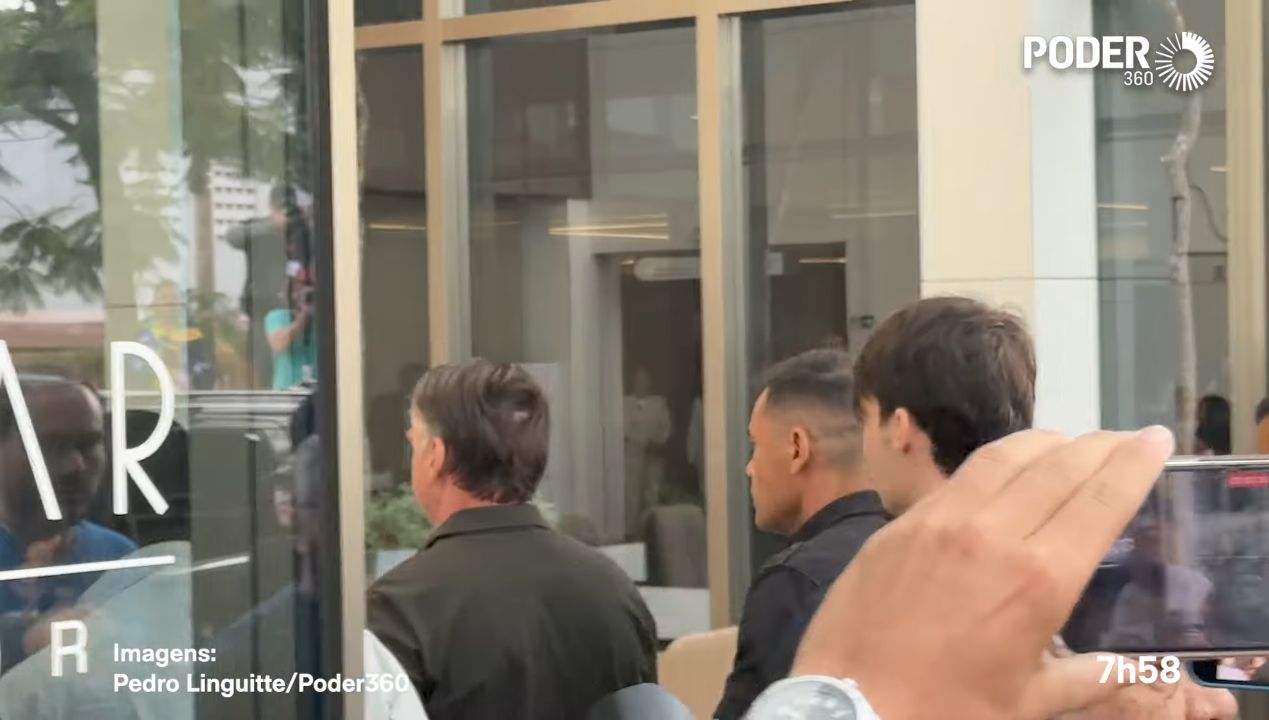 Bolsonaro é Visto em Público Pela Primeira Vez Após Condenação do STF